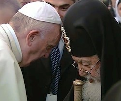 Aunque sólo les separan cuatro años, 79 y 83, al patriarca Elías se le ve mucho más debilitado que el Papa.