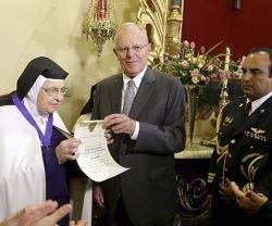 El presidente Kuczynski, de Perú, y la superior del Monasterio de las Carmelitas Nazarenas de Lima
