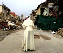 El Papa ante las ruinas del centro histórico de Amatrice, dañado por el terremoto