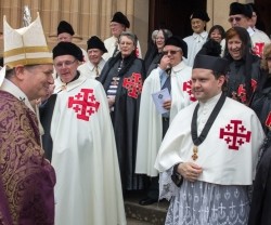 El Cardenal O Brien con caballeros de la Orden del Santo Sepulcro - mantienen obras en Tierra Santa