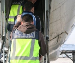 Policías acompañan a un marroquí al avión que el Ministerio de Interior usa para repatriar a los expulsados