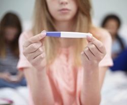 Mujeres y chicas con un embarazo inesperado o en situación complicada contaban con unas ayudas que la izquierda radical ahora quiere eliminar