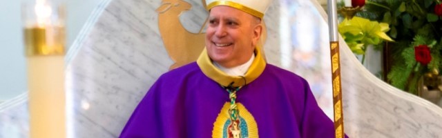 El arzobispo de Denver, Samuel Aquila, con una imagen de la Virgen de Guadalupe bajo el pectoral