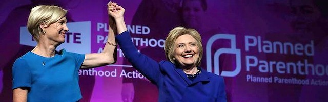 Cecile Richards, presidenta de Planned Parenthood, con Hillary Clinton, a la que ha proclamado como su candidata.