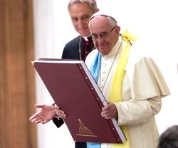 El Papa con los pañuelos de colores de la peregrinación de luteranos
