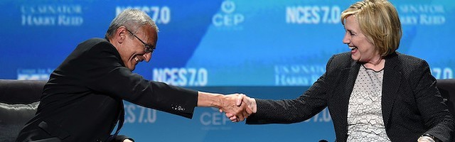 John Podesta, jefe de campaña de Hillary Clinton, con la candidata demócrata a la Casa Blanca.