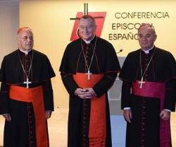 El cardenal Pietro Parolin, flanqueado por el cardenal Ricardo Blázquez y el nuncio Renzo Frattini