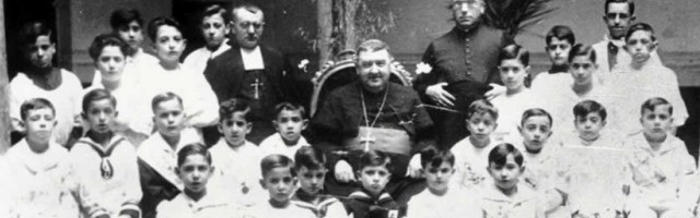 El obispo Manuel González, con niños de Primera Comunión, en 1928 - se volcó en crear escuelas y obras infantiles