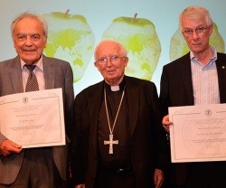 El cardenal Cañizares con los Premios Nobel de Medicina Arber y Roberts, que hablaron de ciencia y transgénicos contra el hambre