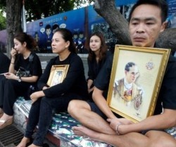 Los tailandeses han salido a las calles a expresar su luto por el rey - los obispos piden orar un año por él
