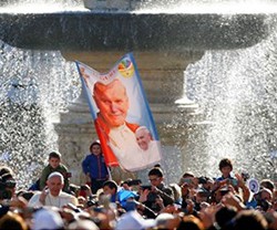 El Papa propone a San Juan Pablo II como referente para jóvenes, enfermos y recién casados