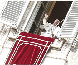 El Papa saludó a los miles de peregrinos presentes en la Plaza de San Pedro
