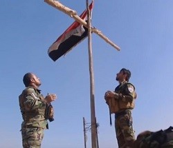 Soldados iraquíes fabrican una cruz y la colocan en lo alto de una iglesia tras la toma de Bartella