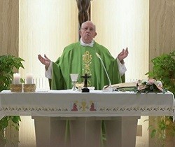 Las obras de misericordia «son la piedra del cumplimiento de la ley», recuerda el Papa Francisco