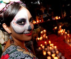 El Día de los Muertos, en México, combina la oración por los muertos con cierto humor hacia la muerte