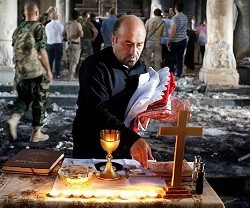 Celebran entre los escombros de una iglesia de Qaraqosh la primera misa tras la retirada del ISIS