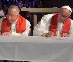 El Papa firma la declaración junto a un representante luterano