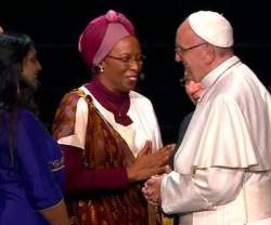Margarite Barankitse saluda al Papa Francisco en el encuentro ecuménico del Malmö Arena