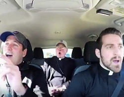 En el coche, el obispo canta canciones de moda junto a dos sacerdotes