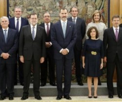 Felipe VI posa con el presidente Mariano Rajoy y sus 13 ministros, ninguno dedicado a la Familia