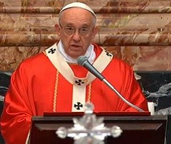 El Papa, durante la misa por los obispos y cardenales fallecidos