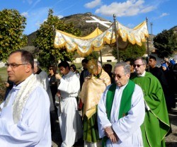 El obispo Reig con el Santísimo entre las distintas fosas comunes de Paracuellos