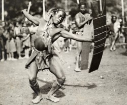 Un nativo ilongote en una danza guerrera... a ellos intentó evangelizar el padre Buenaventura
