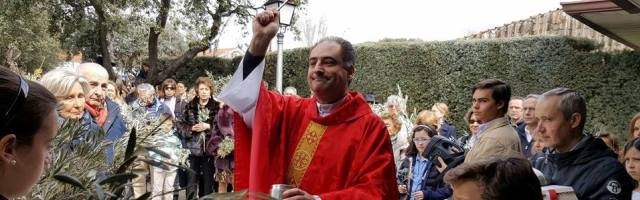 El párroco de Santo Domingo de la Calzada de Algete en la bendición del Domingo de Ramos