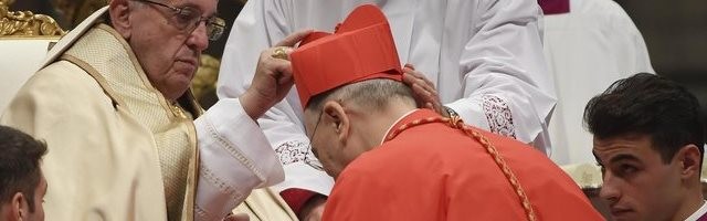 El Papa ha creado 17 nuevos cardenales - en la foto, Francisco impone la birreta al arzobispo de Madrid, Carlos Osoro