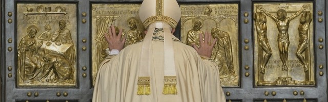 El Papa Francisco en la Puerta Santa del Año Jubilar... símbolo del poder de Dios para perdonar y acoger