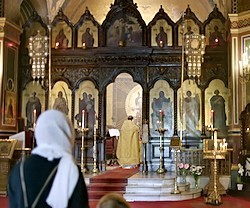Interior de la catedral Alejandro Nevski de París, muestra de la renovación del arte bizantino.