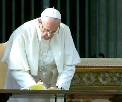Francisco firma su Carta Misericordia et Misera en la misa de clausura del Jubileo de la Misericordia