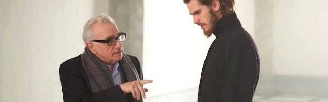 El director Martin Scorsese, con Andrew Garfield vestido de jesuita antiguo, en el rodaje de la película Silencio