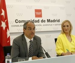 Rafael Van Grieken, consejero de Educación de Madrid, y Cristina Cifuentes, presidenta autonómica