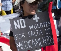 Una mujer venezolana desesperada ante la falta de medicinas