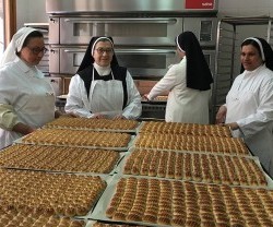 Los mazapanes se venden sobre todo en Navidad y mantienen varios conventos en España