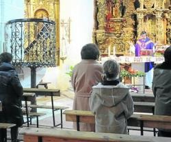 El padre José Ramón Peláez celebra misa en Fuente Olmedo, pueblo de 40 habitantes, con 5 feligreses