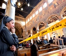 Una religiosa contempla los destrozos en la catedral copta de San Marcos - hubo 25 víctimas mortales y 49 heridos