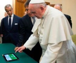 Dándole a un botón el Papa Francisco puede enviar un mensaje a 32 millones de personas que lo tienen en Twitter