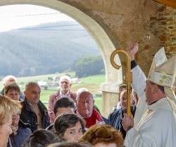 El obispo De Las Heras bendice un pórtico en un pueblo de Mondoñedo