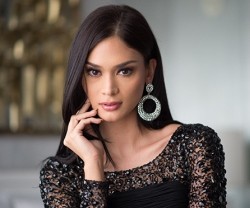 Pia Wurtzbach, Miss Universo 2015, actriz y modelo filipina que colabora con Cáritas