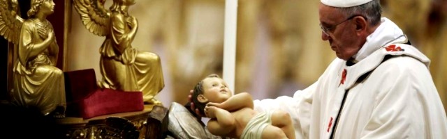 Francisco anima a contemplar al Niño Jesús, que en su debilidad es quien da sentido a la vida