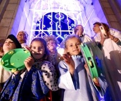 Familias con disfraces navideños acudieron el viernes a la panderetada de la Puerta de Alcalá