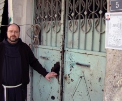 Uno de los franciscanos de Alepo explica sus servicios de electricidad para familias