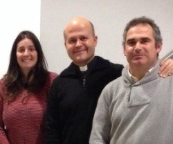 El padre Javier Ramírez, director de Cáritas Osma-Soria, con dos colaboradores