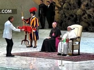 La mesa que «voló» ante el Papa