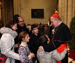 El cardenal Osoro saludó y bendijo una a una a todas las familias que se le acercaron.
