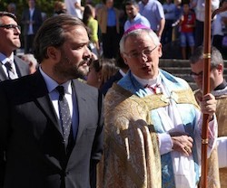 El alcalde de Lalín, Rafael Cuiña, junto al obispo de Lugo, Alfonso Carrasco, en la procesión de la Virgen das Dores, patrona de la ciudad.