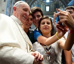 Sínodo de 2018: El Papa invita a los jóvenes a «salir» a un «futuro no conocido pero prometedor»