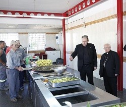 El cardenal acudió a Ciudad Esperanza, donde la Iglesia ayuda a personas necesitadas